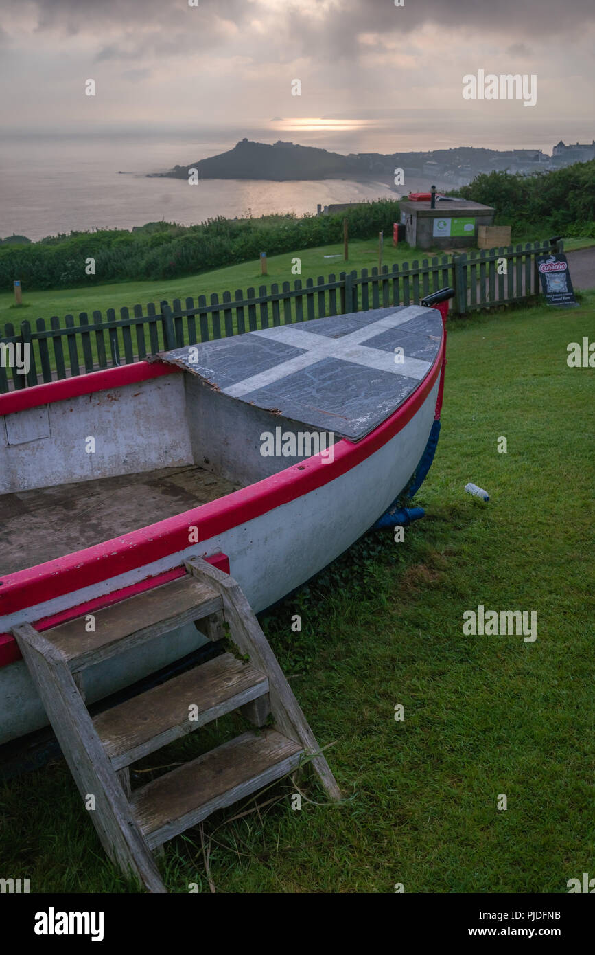 St Ives, Inghilterra - Giugno 2018 : in legno parco giochi bambini barca su un campeggio sul Cornish Coast, Cornwall, Regno Unito Foto Stock