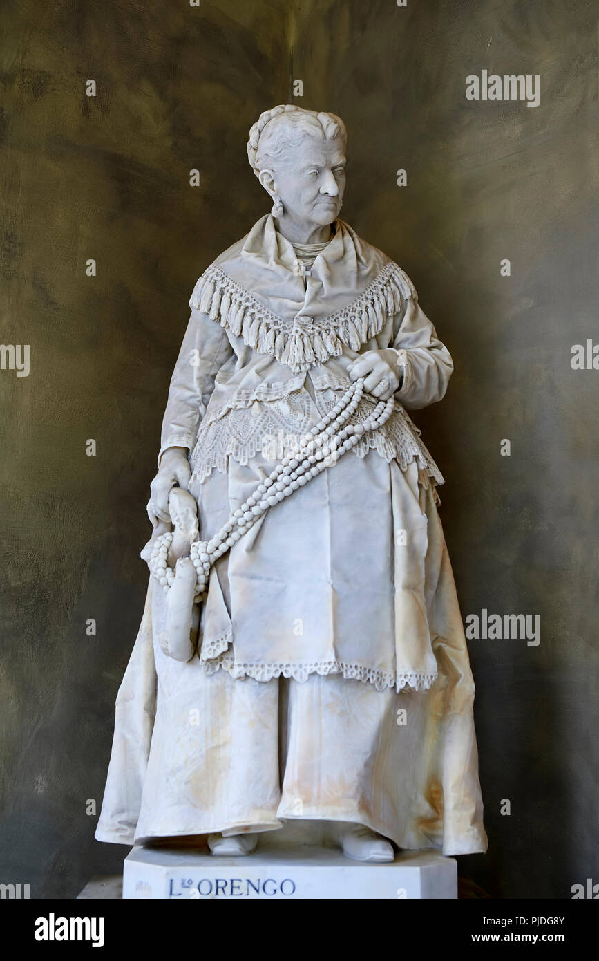 Foto e immagine della pietra scolpita il monumento funebre di Caterina Campodonico, anche chiamato 'il venditore di arachidi' che portano una stringa di arachidi e Foto Stock
