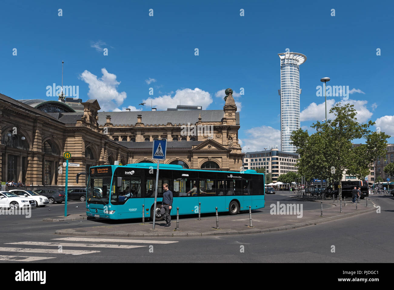 Fermata autobus di fronte alla stazione principale di frankfurt am main, Germania. Foto Stock