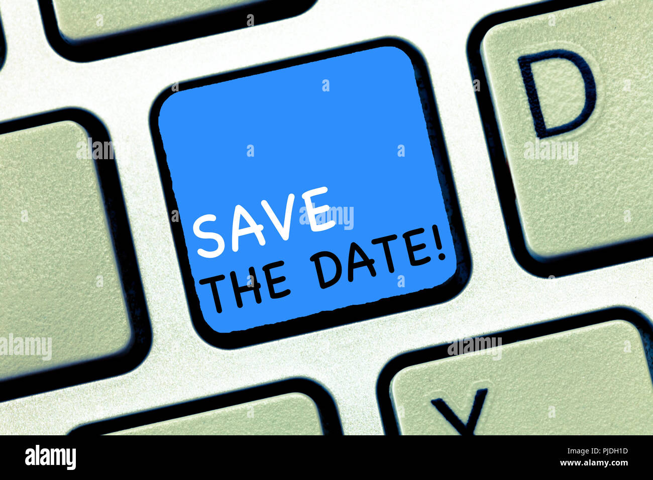 La scrittura della nota mostra salva la data. Business photo presentazione ricordando la pianificazione segnare sul calendario di invito. Foto Stock