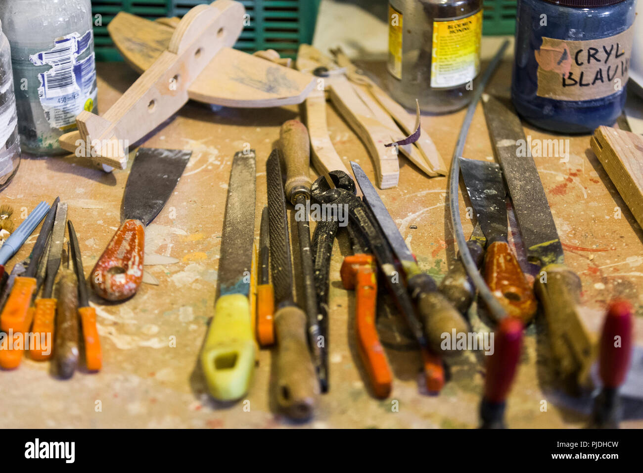 Un assortimento di attrezzi di officina su banco. Foto Stock