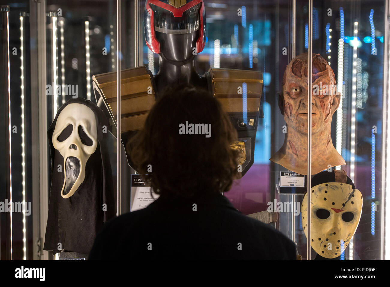 (L-R) Un Ghostface maschera utilizzata in Scream (1996), un casco usato in Judge Dredd (1995), un Freddie Krueger maschera utilizzata in Wes Craven è di nuovo incubo (1994) e Jason Vorhees' stunt maschera utilizzata in Jason X (2001) presso il puntello Store memorabilia di film mostra presso il BFI IMAX a Waterloo nel centro di Londra. Foto Stock