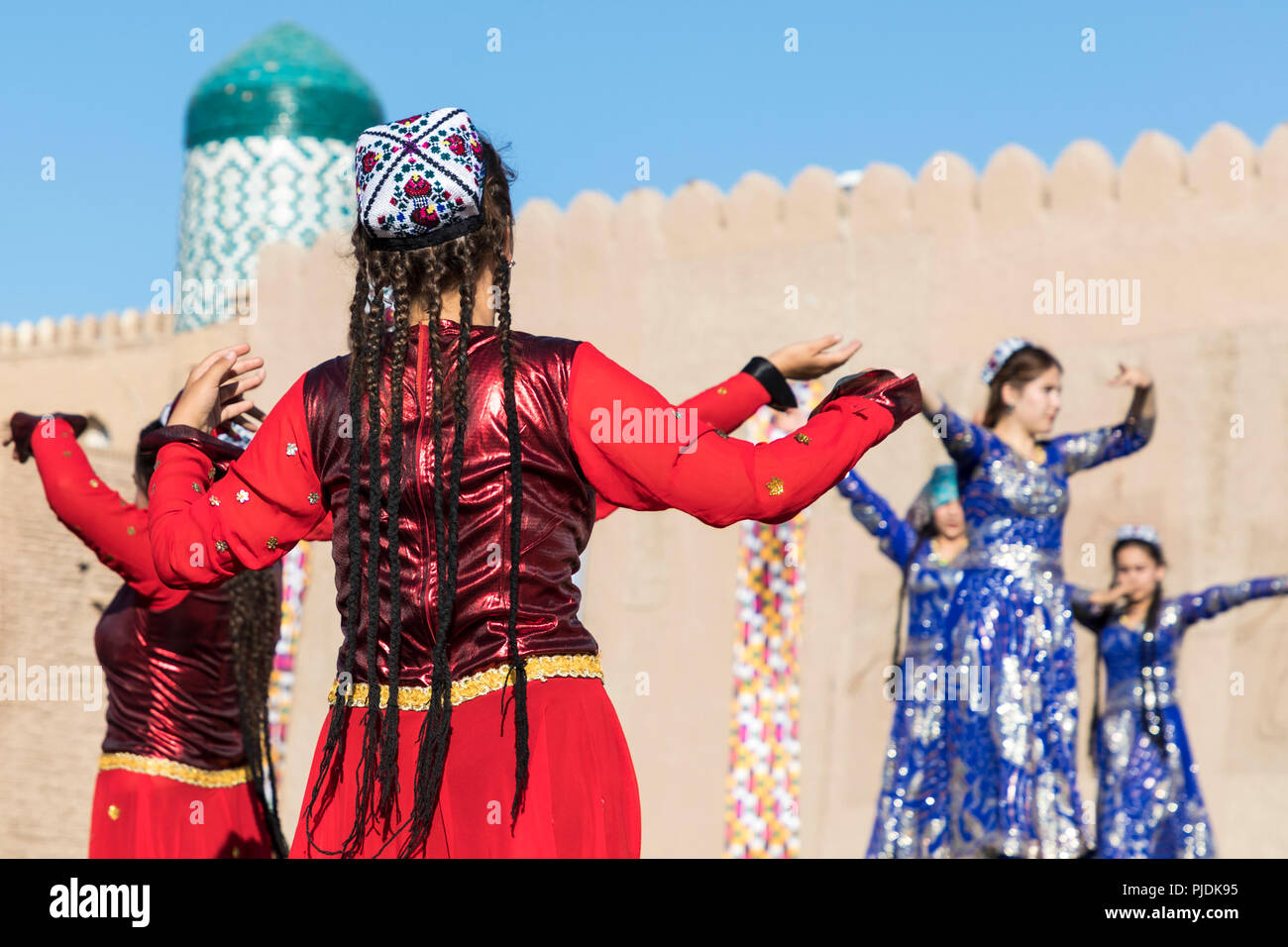 Ballerini Folk esegue i balli tradizionali delle feste locali a Khiva, Uzbeksitan. Foto Stock