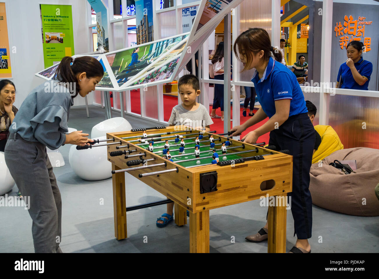 Ragazze cinesi a giocare a biliardino in Cina Foto Stock