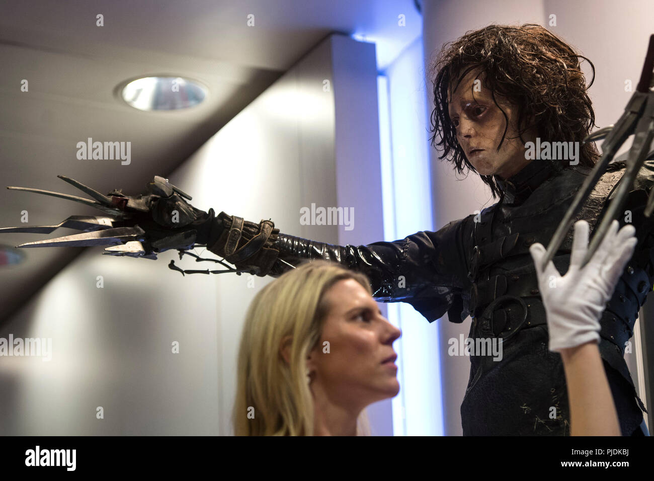 Edward Mani di Forbice costume display utilizzati da Johnny Depp