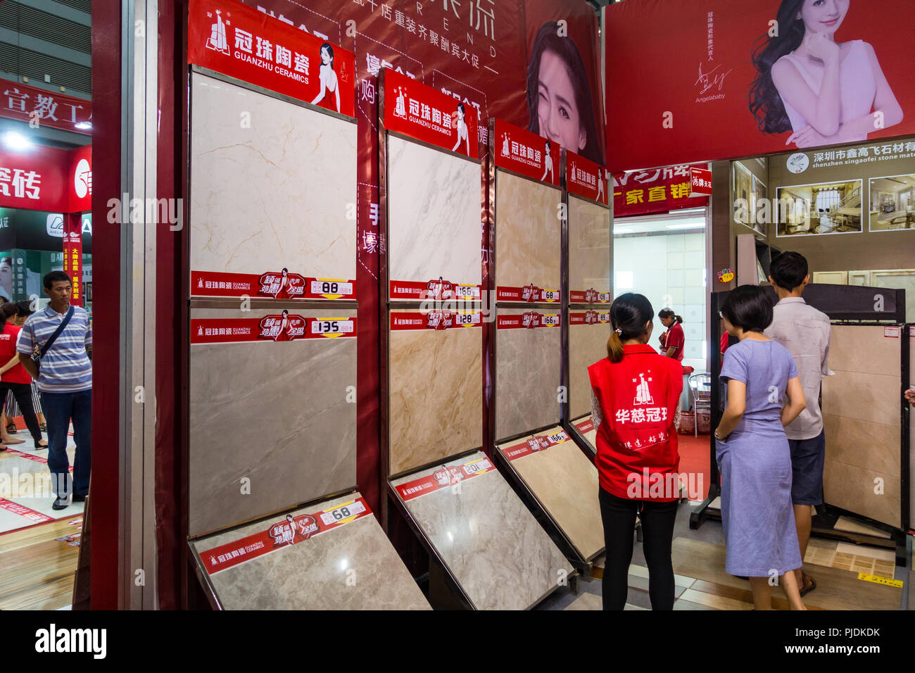 Proprietari di casa shop per la creazione di materiali di consumo piastrelle del pavimento a home improvement store in Cina Foto Stock
