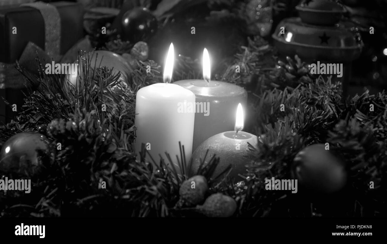 Primo piano immagine in bianco e nero di candele accese su albero di Natale Foto Stock