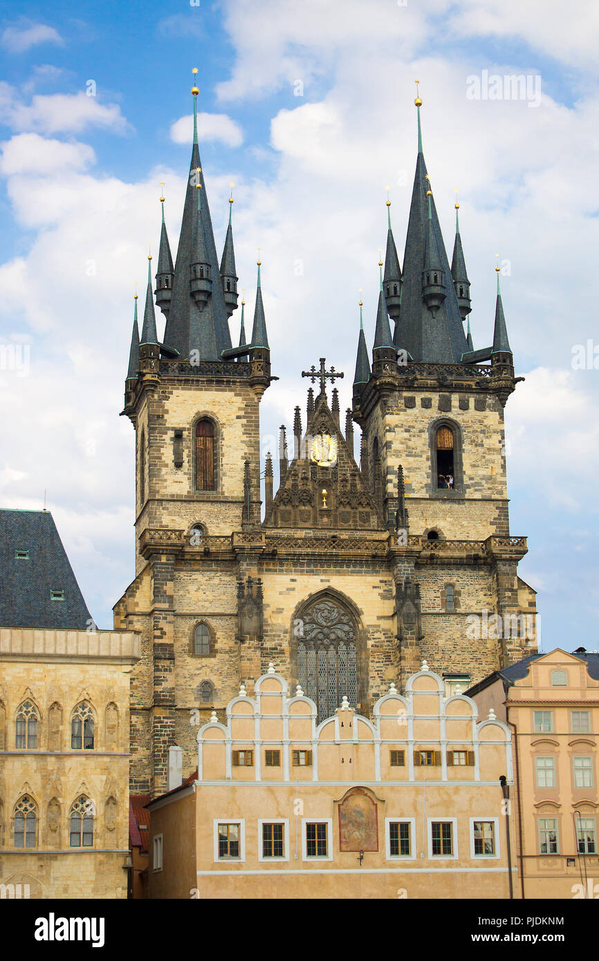 La chiesa di Nostra Signora di Tyn a Praga Foto Stock