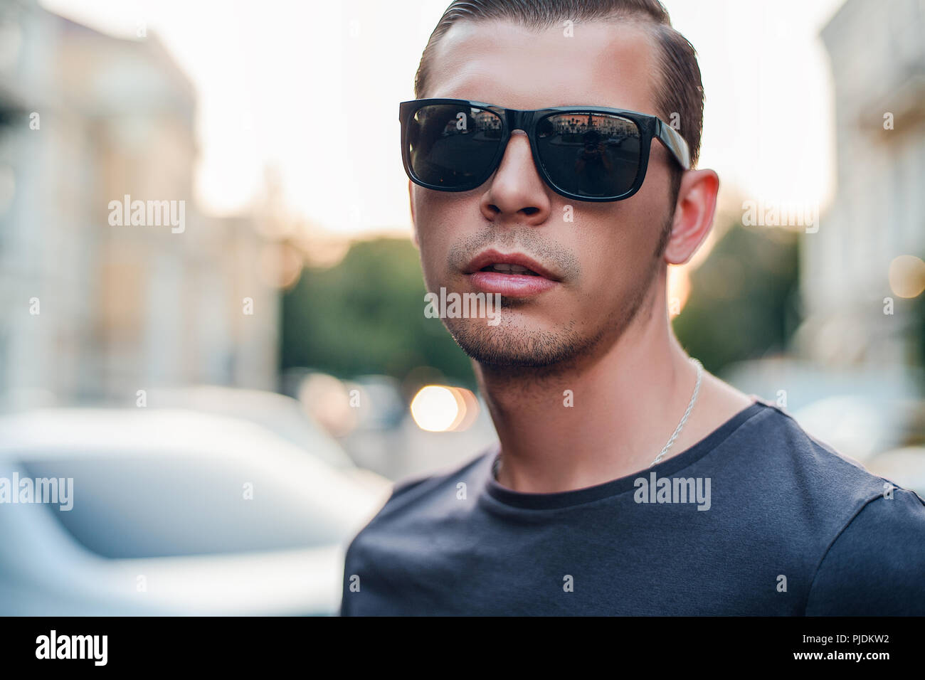 Metà uomo adulto indossando occhiali da sole, ritratto Foto Stock