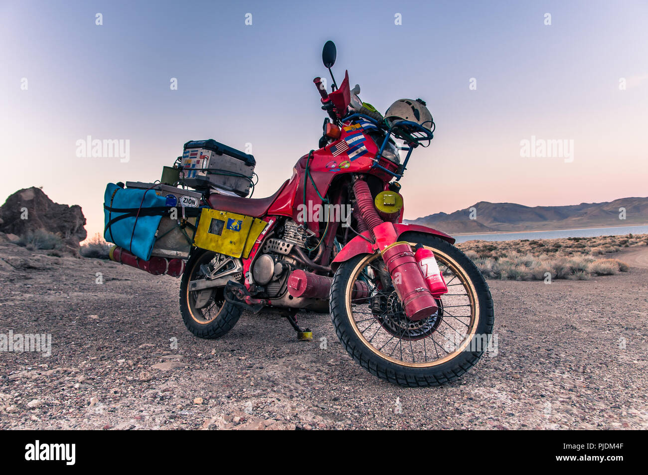 Touring bike parcheggiata dal Lago Piramide, Nevada, STATI UNITI D'AMERICA Foto Stock