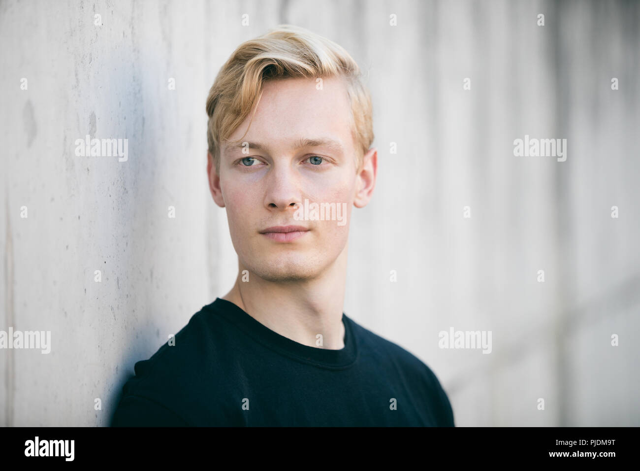 Giovane uomo fantasticando Foto Stock