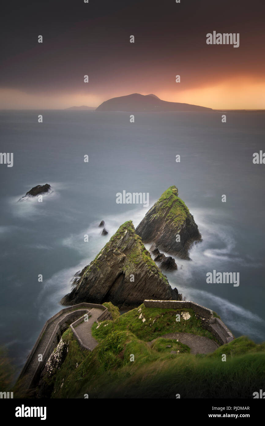 A Dunquin Pier, grandi isole Blasket in background, Irlanda Foto Stock