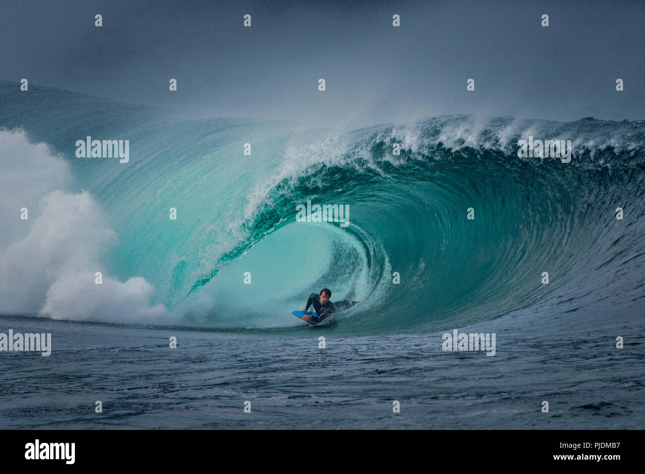 Riley's wave, bodyboarding, Doolin, Clare, Irlanda Foto Stock