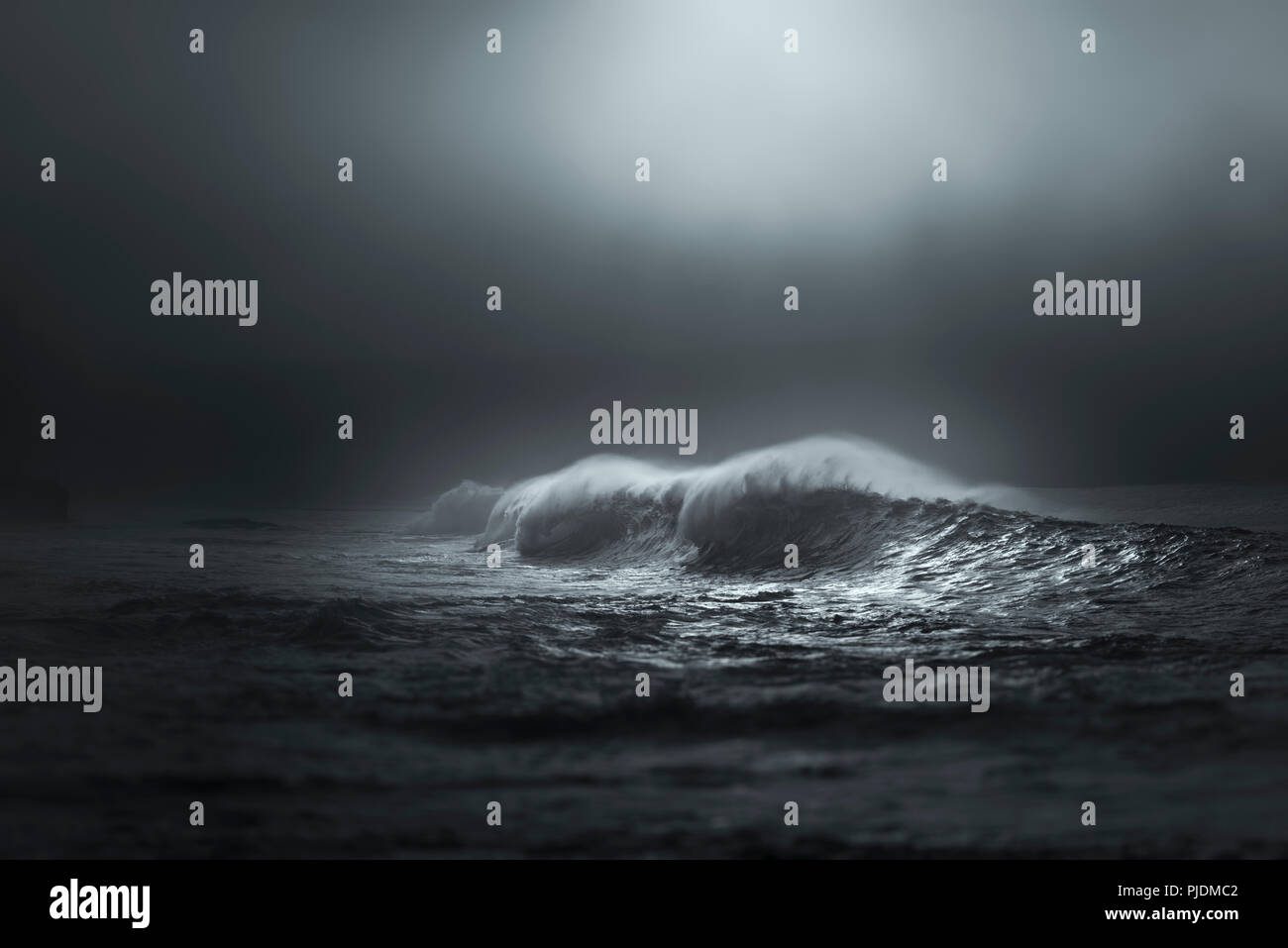 Onde giganti la rottura nella nebbia illuminata dal sole, Lahinch, Clare, Irlanda Foto Stock
