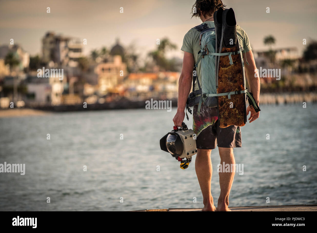 Freediver con fotocamera subacquea alloggiamento, La Paz, Baja California Sur, Messico Foto Stock
