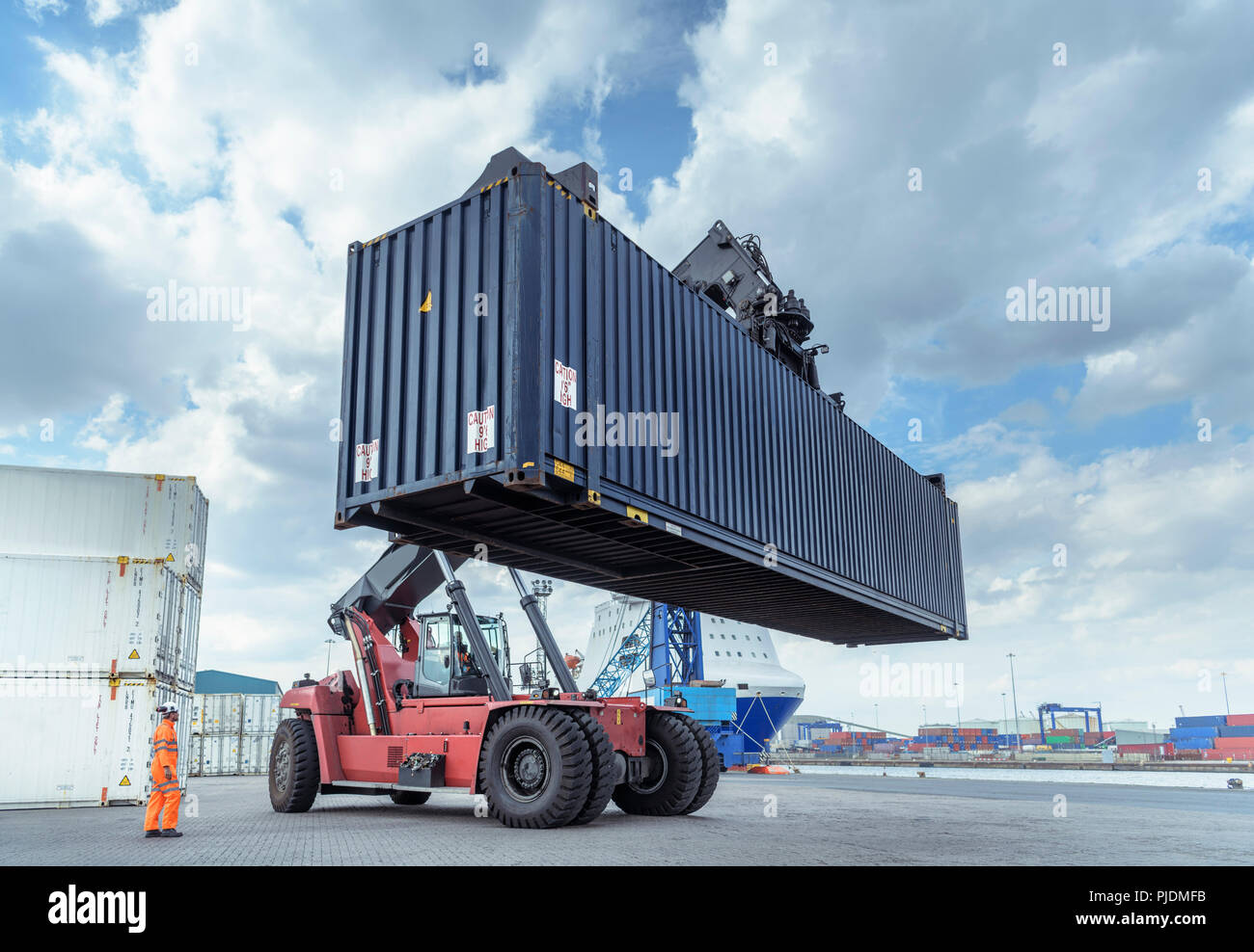 Sollevare il contenitore con il contenitore di spedizione in porto Foto Stock