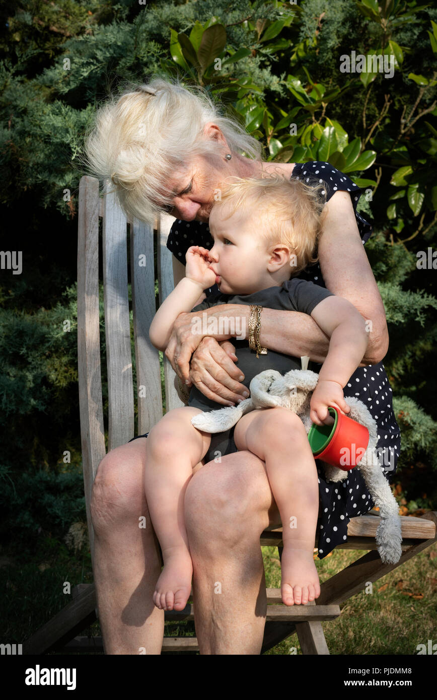 La nonna e il bimbo in giardino Foto Stock