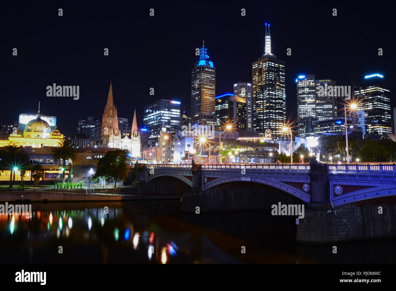 Vista della città di Melbourne skyline notturno, Australia Foto Stock