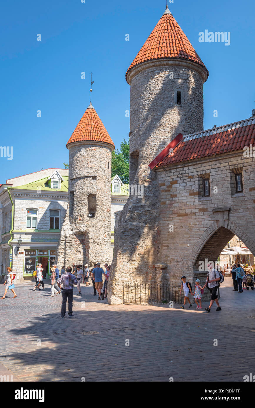 Viru Gate, vista il Viru cancello in Tallinn - visto da dentro il centro di Città Vecchia medievale quartiere della City, Estonia. Foto Stock