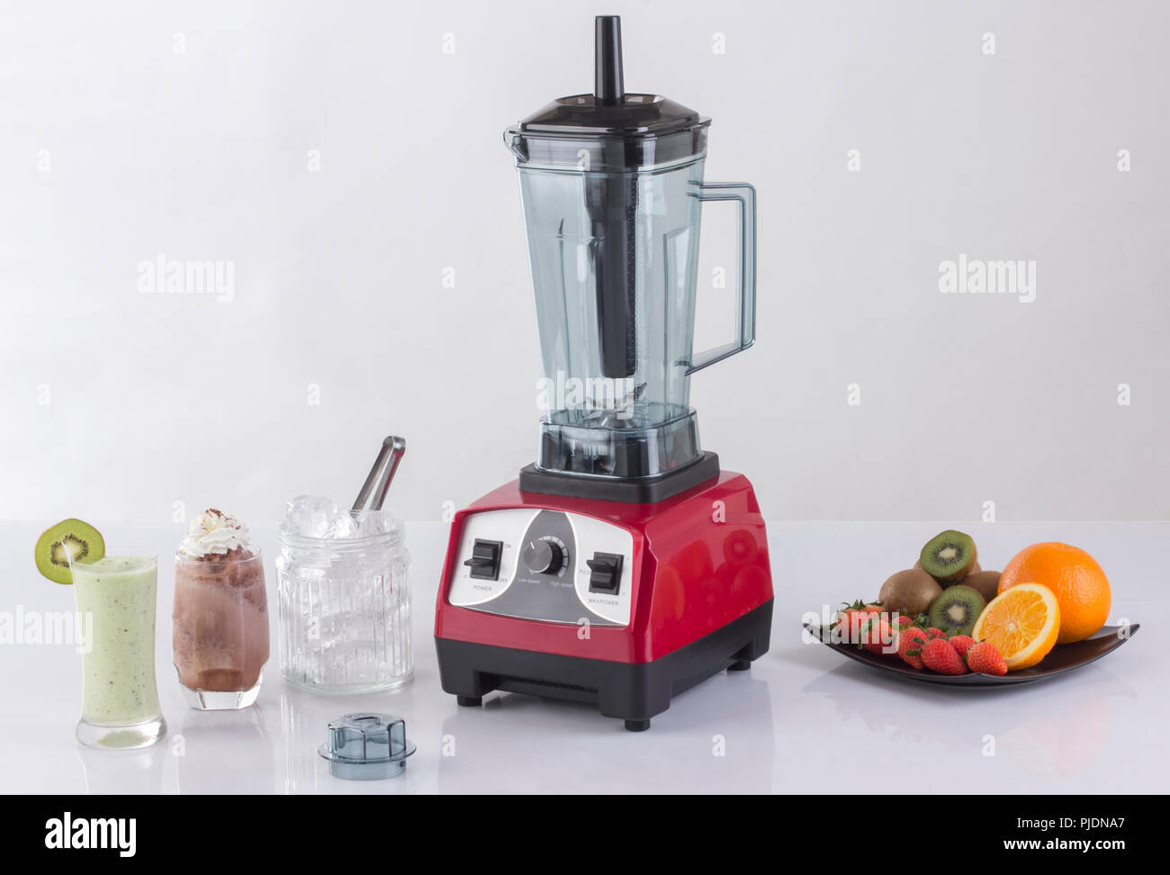 Per impieghi pesanti frullatore con bicchieri di frullati e frutta Foto Stock