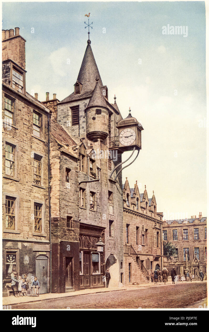 Un'illustrazione colorata del Tolbooth, Canongate, Edimburgo Regno Unito, scansionata ad alta risoluzione da un libro stampato nel 1929. Credevo libero da copyright. Foto Stock