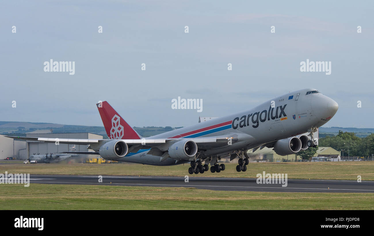 Cargolux Boeing 747-800F uscire Prestwick Inernational Airport legato per il Lussemburgo laden merci con il decollo. Foto Stock