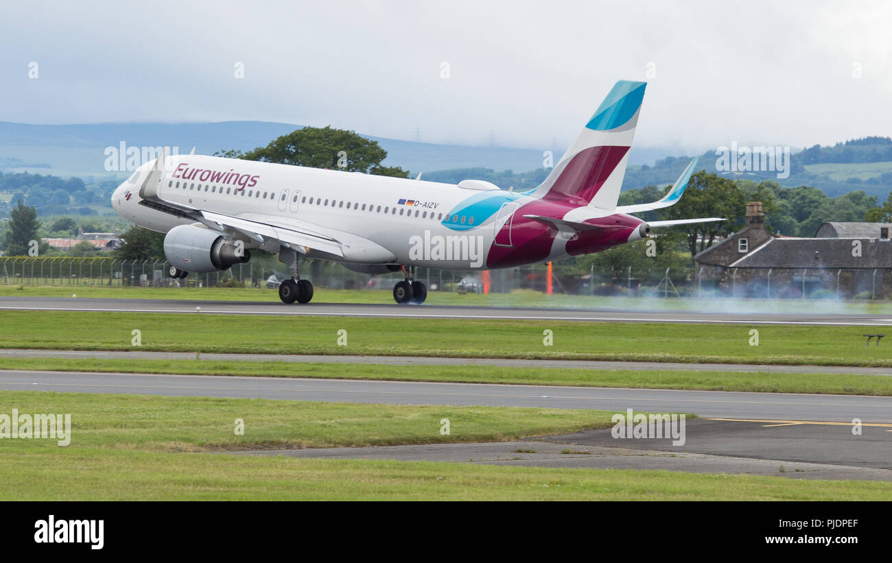Low cost carrier tedesco - Eurowings visto l'atterraggio all'Aeroporto Internazionale di Glasgow, Renfrewshire, Scozia. Foto Stock