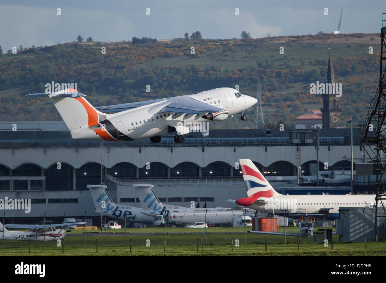 JOTA VOLO aviazione visto uscire dall'Aeroporto Internazionale di Glasgow, Renfrewshire, Scozia. Foto Stock