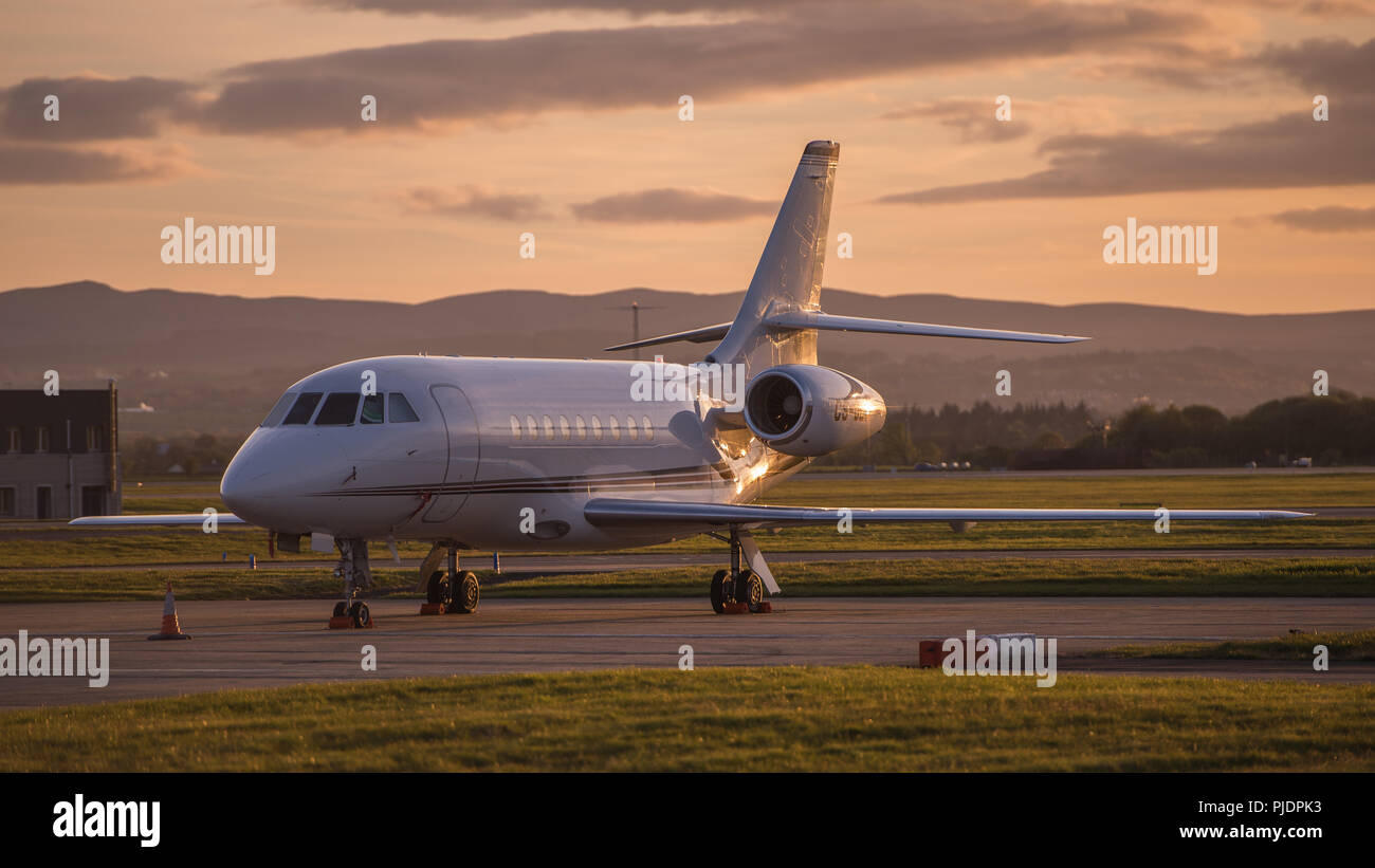Un Dassault Falcon business jet visto sulla rampa all'Aeroporto Internazionale di Glasgow, Renfrewshire, Scozia. Foto Stock