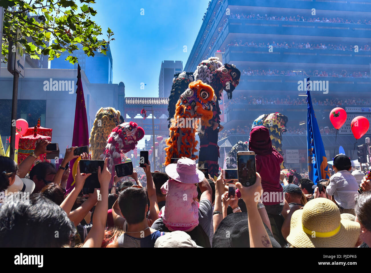 Persone per celebrare il capodanno cinese a Chinatown a Melbourne con balli Lions e dragon Foto Stock