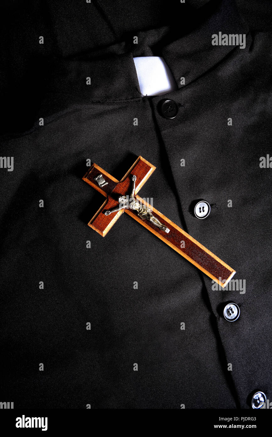 Croce e la veste di un sacerdote Foto Stock