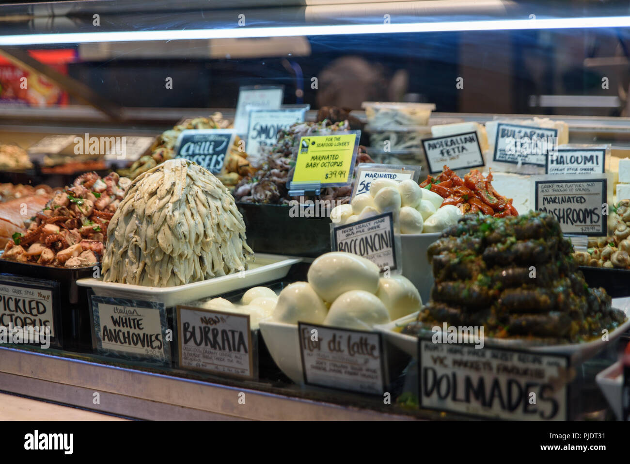 Negozio di alimentari nel Queen Victoria Market di Melbourne, Australia Foto Stock