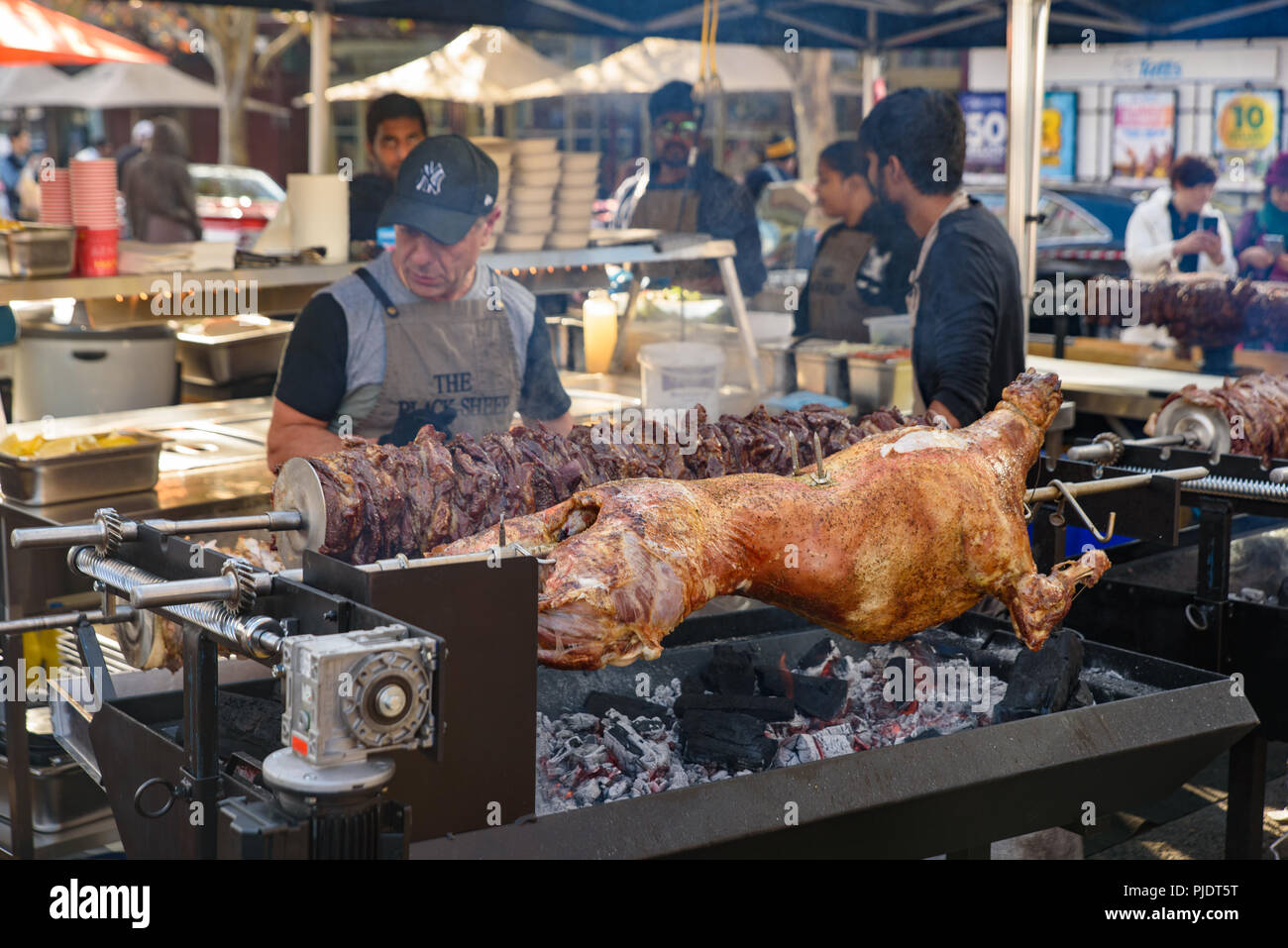 Stallo di alimentare la vendita di carne arrosto al Queen Victoria Market, Melbourne, Australia Foto Stock