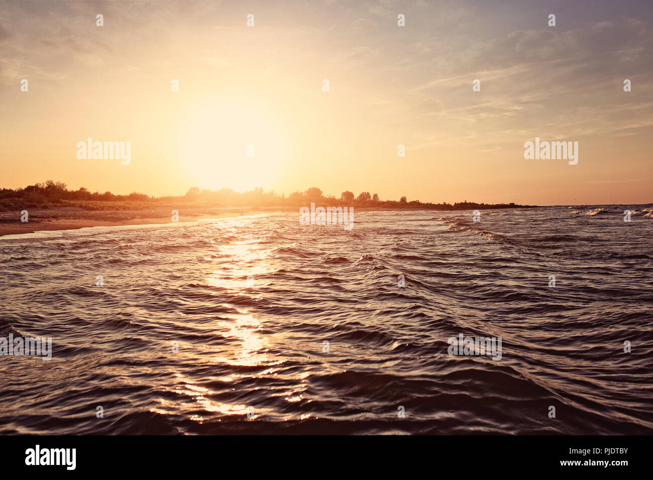 Il tramonto e le onde del mare Foto Stock