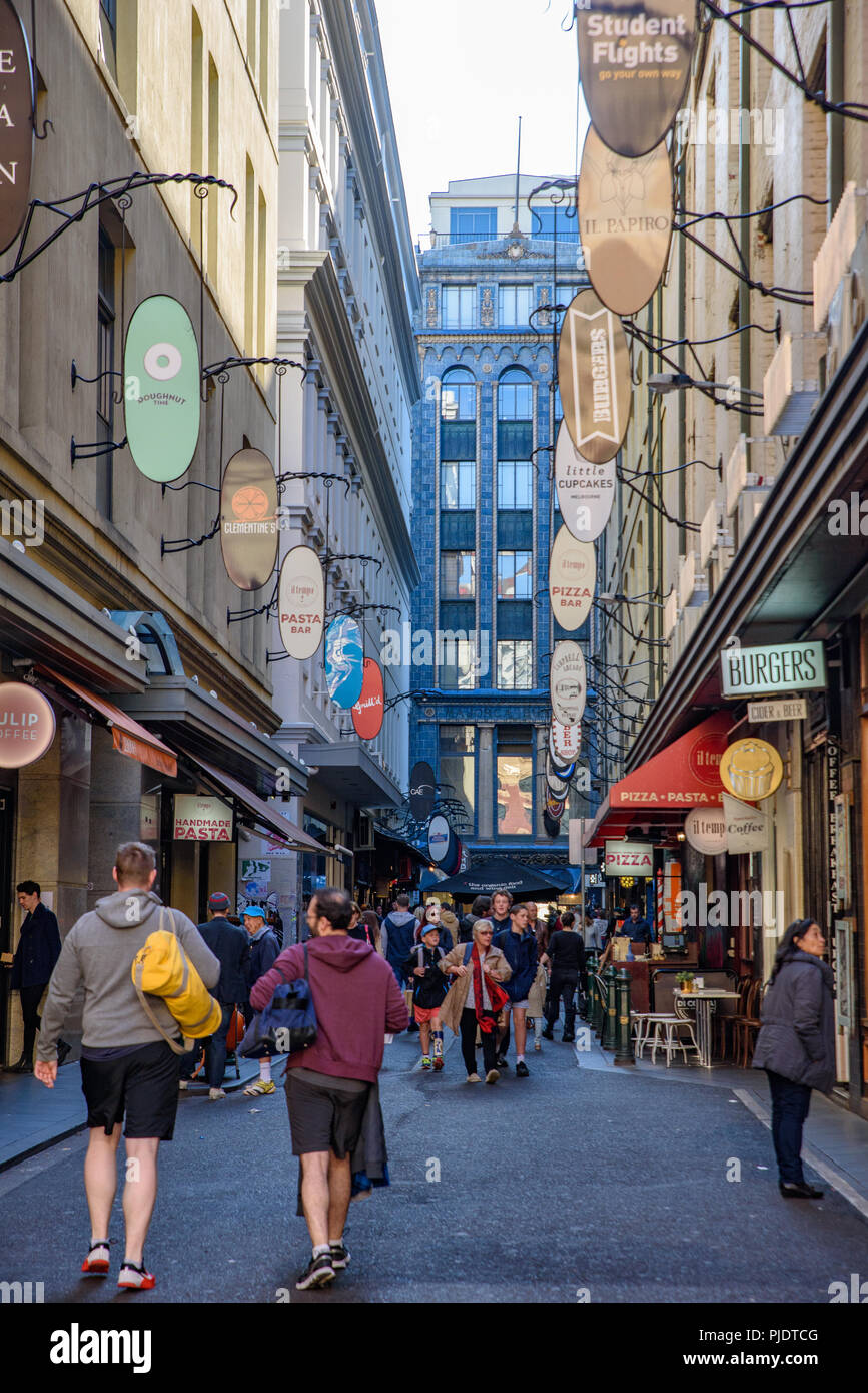 Degraves Street a Melbourne, Australia, il vicolo pieno di bar, ristoranti, negozi e turisti Foto Stock