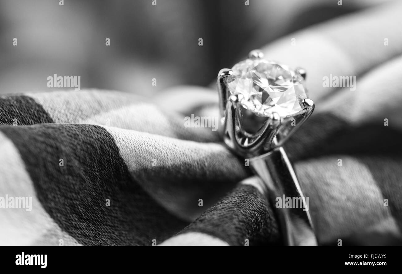 Impegno anello diamante Foto Stock