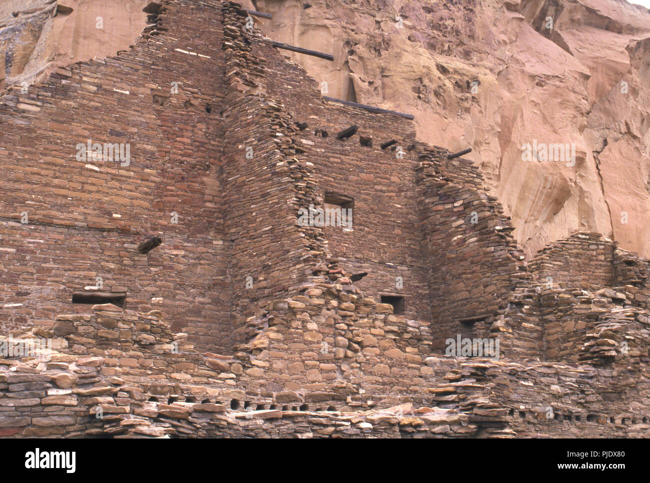 Multipiano pareti in muratura, Anasazi rovine del Pueblo Bonito, Chaco Canyon, Nuovo Messico. Fotografia Foto Stock