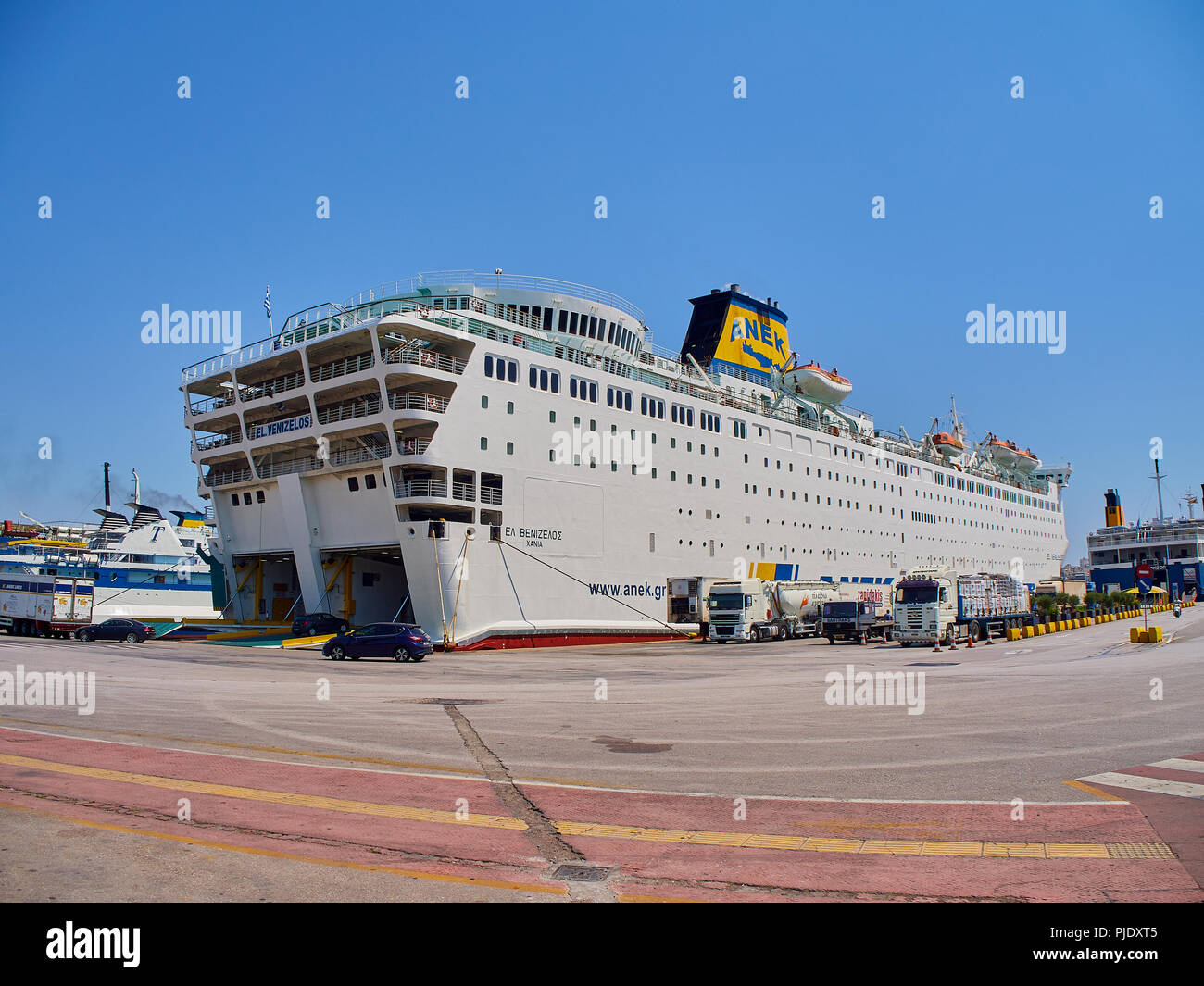 Pireo, Grecia - Luglio 2, 2018. Automobili e camion di salire a bordo di un traghetto al porto del Pireo. Regione Attica, Grecia. Foto Stock