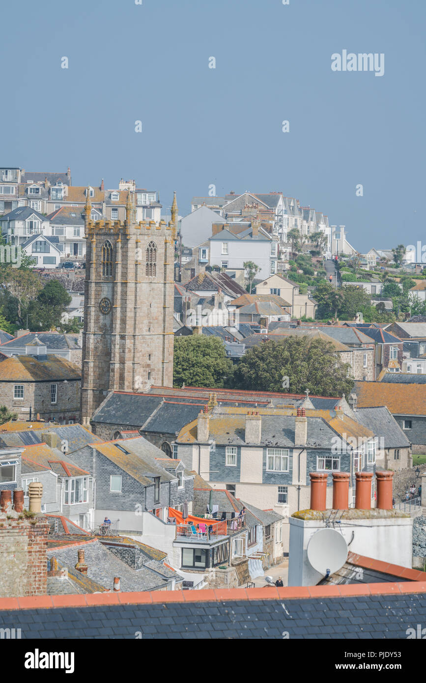 St Ives, Inghilterra - Maggio 2018 : Vista della Torre dell'orologio di St Chiesa Ias, Cornwall Foto Stock