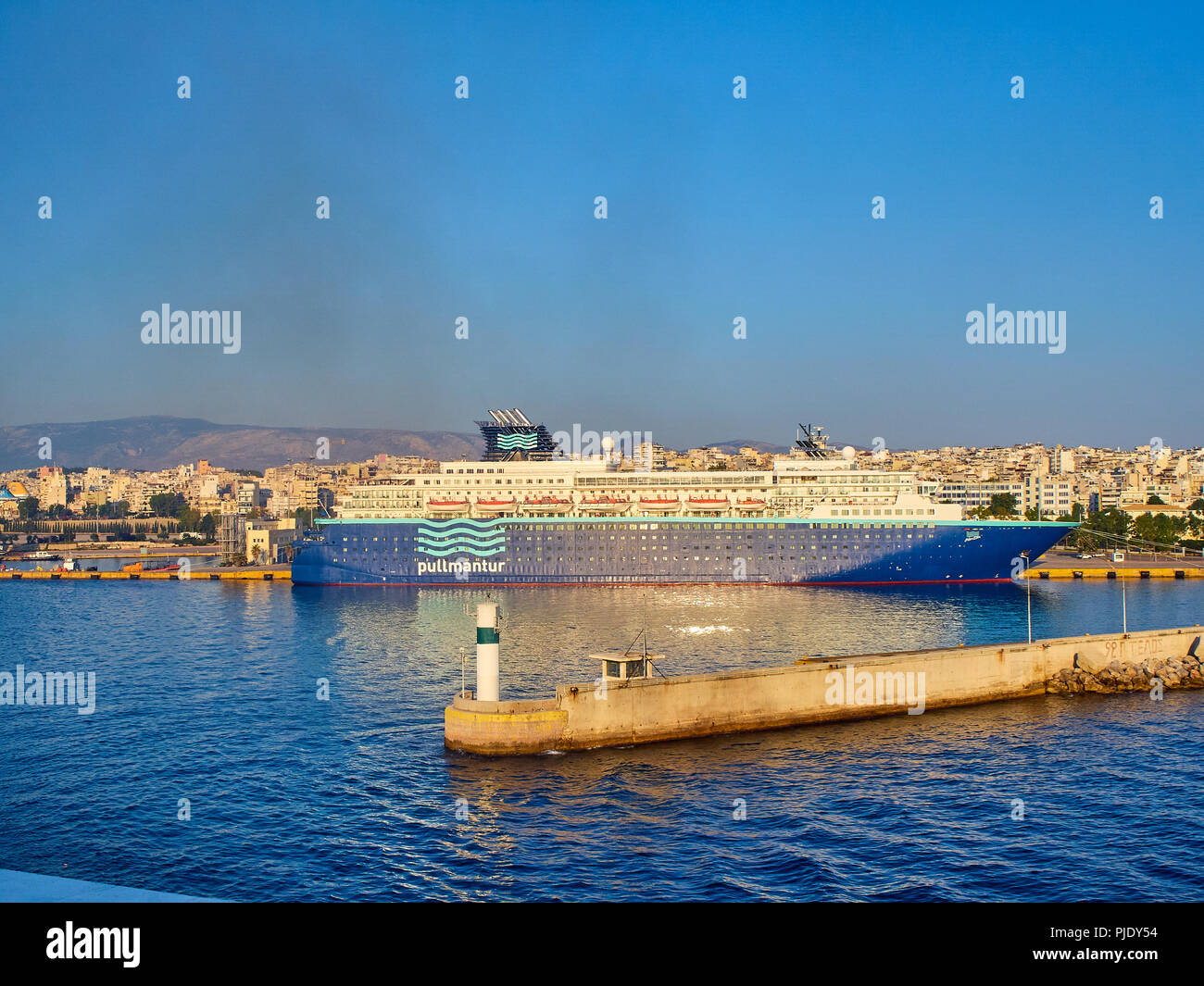 Pireo, Grecia - Luglio 2, 2018. Un Mediterraneo nave traghetto al porto del Pireo. Regione Attica, Grecia. Foto Stock