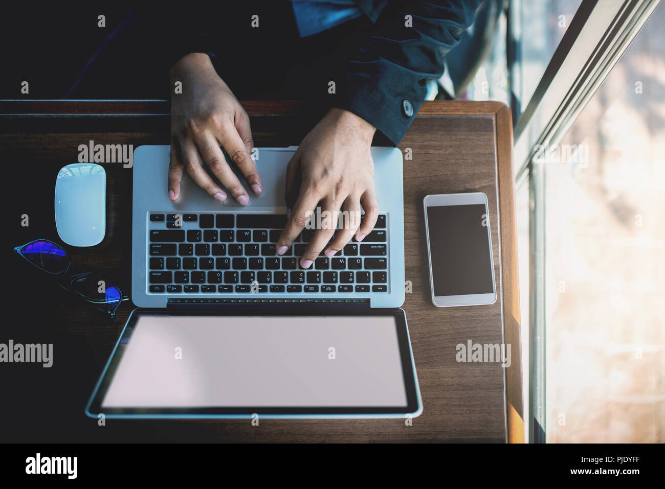 Vista superiore del business uomo che lavora presso la caffetteria con laptop. Foto Stock