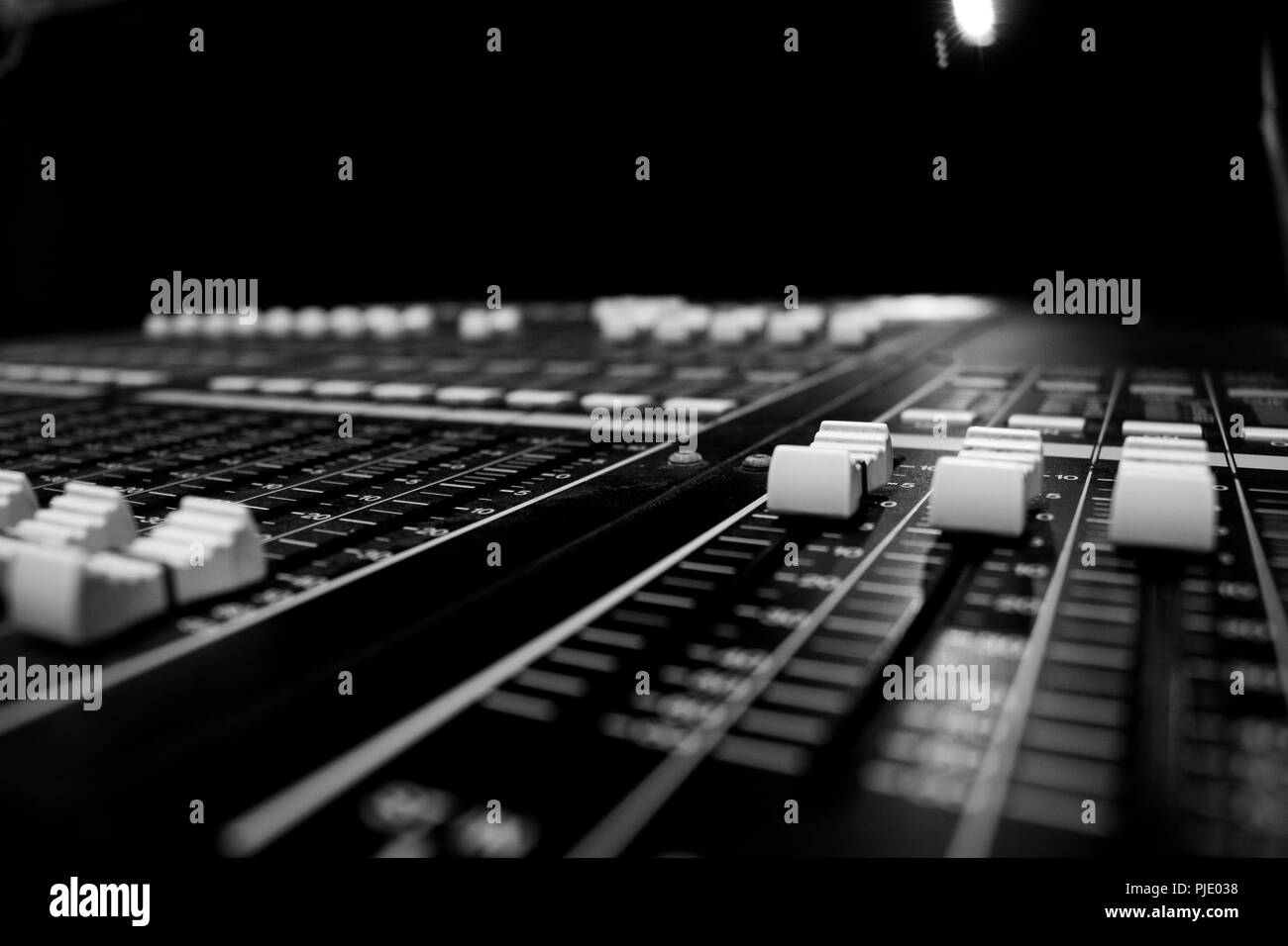 Audio professionale console di mixaggio fader, scrivania bianco e nero fader controller Foto Stock