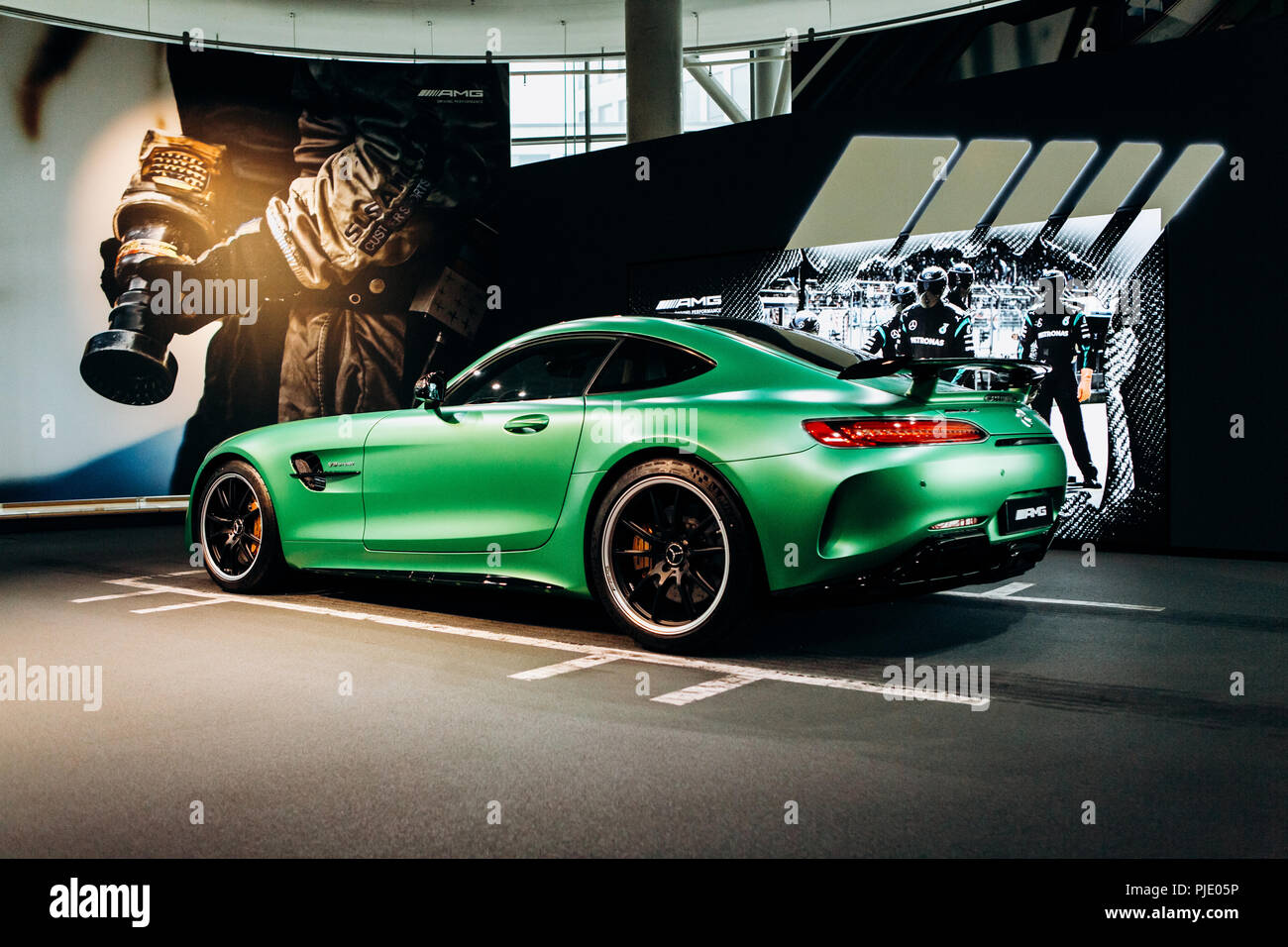 Berlino, 29 agosto 2018: La nuova moderna sportiva Mercedes-Benz AMG GT Turbo V8 è venduto nella gazzetta Mercedes-Benz concessionaria in Berlino. Foto Stock