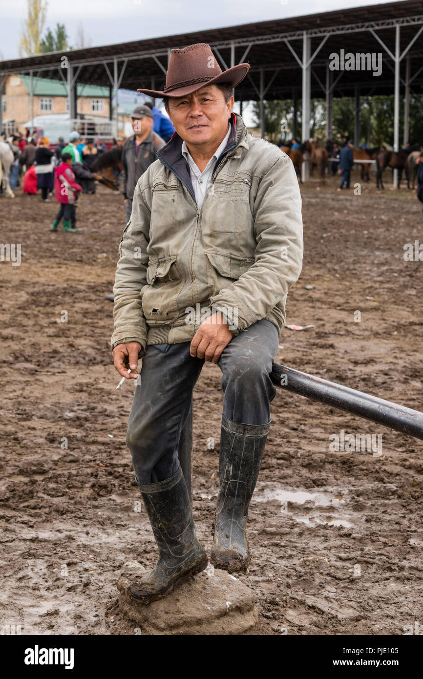 Karakol, Kirghizistan, 13 agosto 2018: Ritratto di un bel allevatore di cavalli sul settimanale domenica mercato degli animali in Karakol città vicino alla punta orientale di La Foto Stock