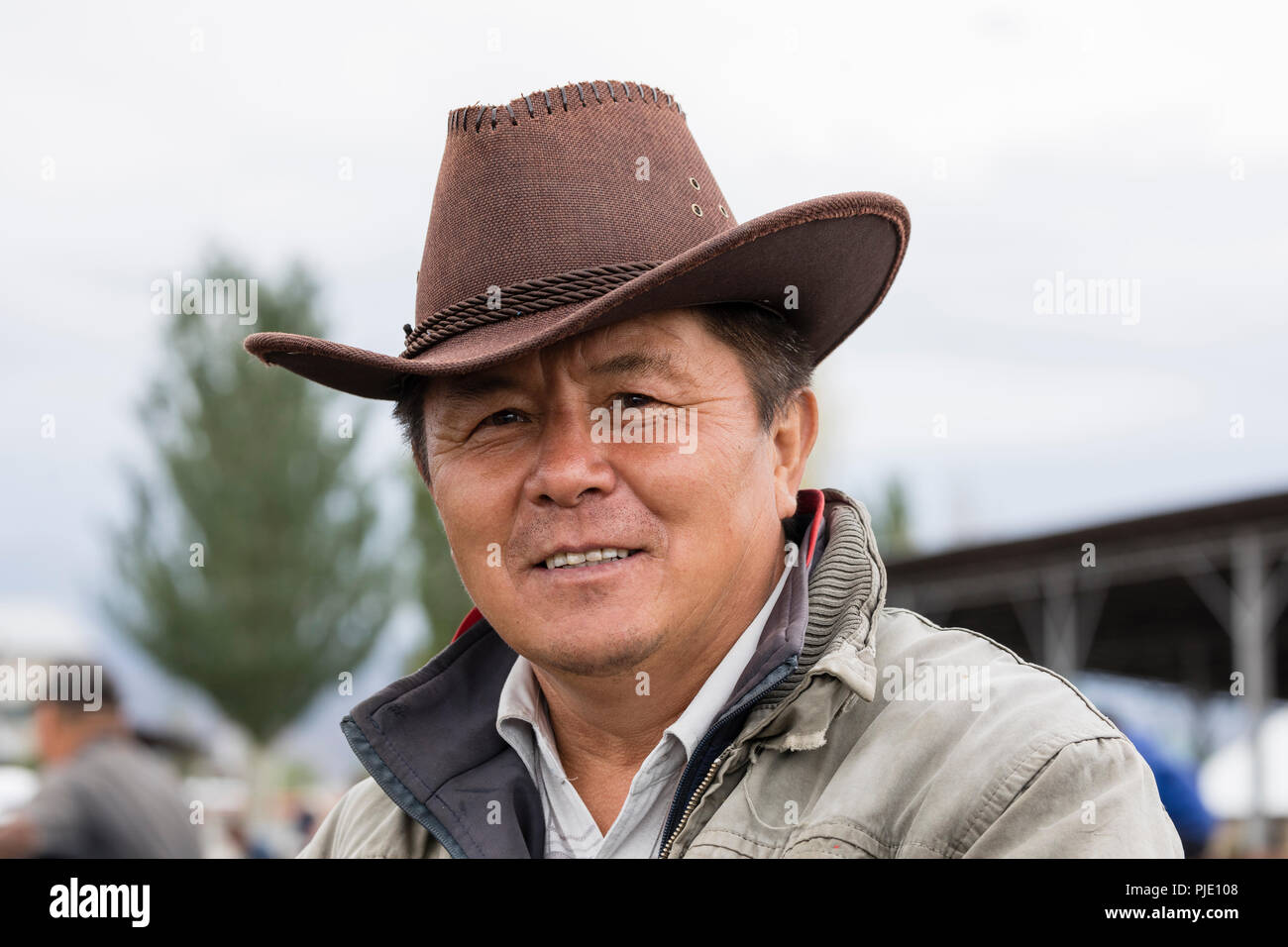 Karakol, Kirghizistan, 13 agosto 2018: Ritratto di un bel allevatore di cavalli sul settimanale domenica mercato degli animali in Karakol città vicino alla punta orientale di La Foto Stock