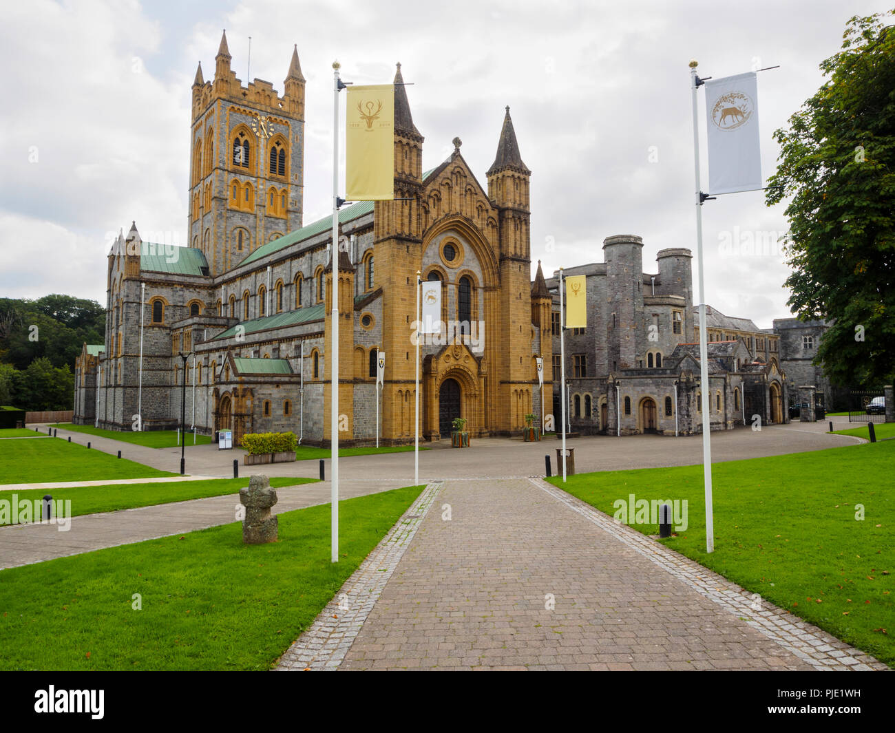 Abbazia benedettina Buckfast Abbey chiesa e monastero edifici vista frontale Foto Stock