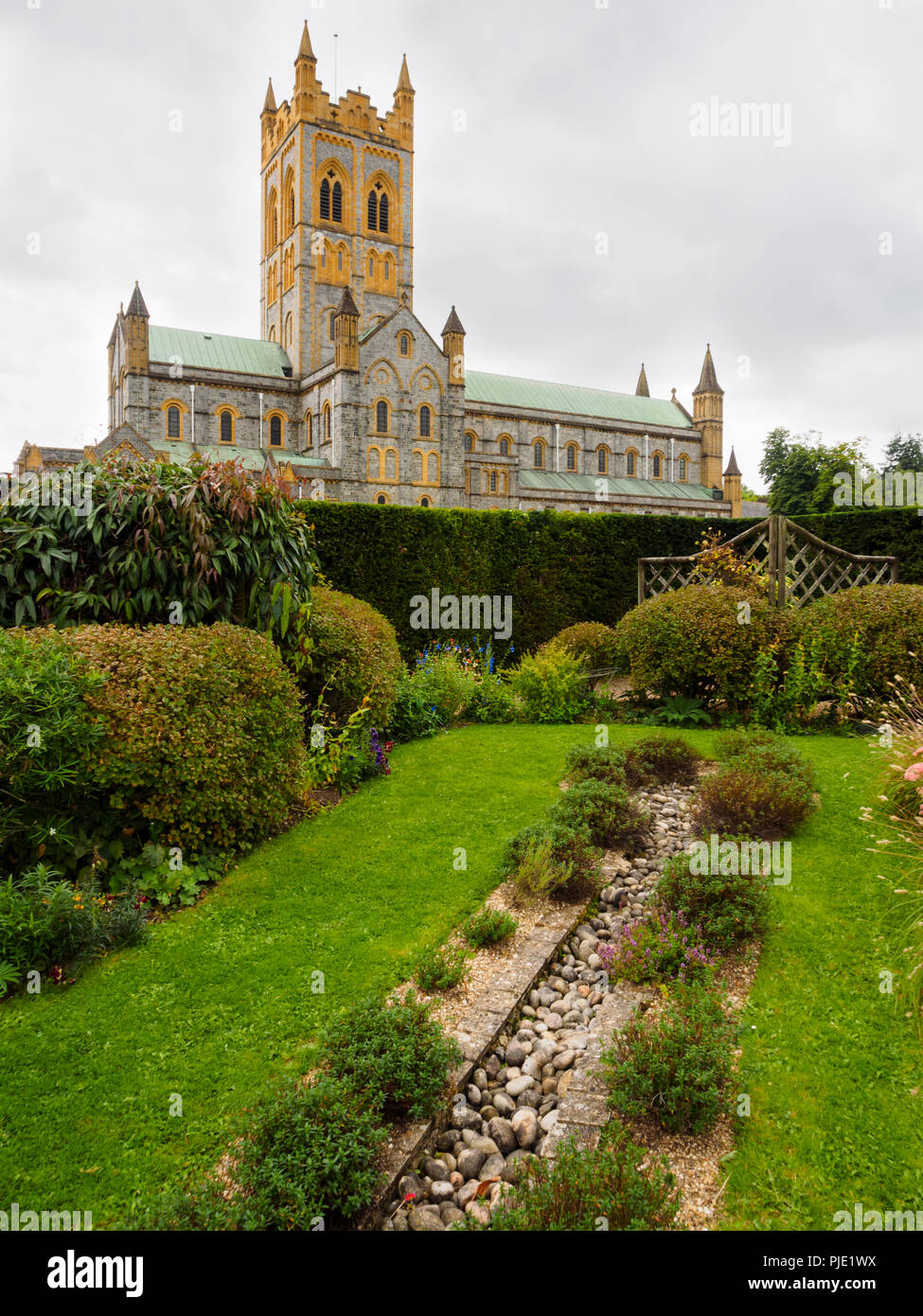 Abbazia benedettina Buckfast Abbey Chiesa vista laterale del Giardino Sensoriale Foto Stock