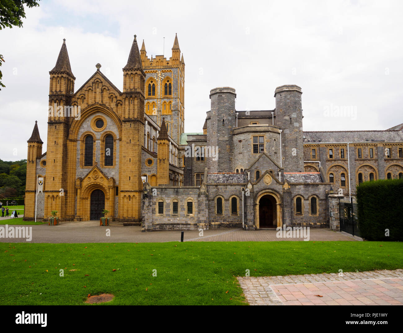 Abbazia benedettina Buckfast Abbey chiesa e monastero edifici vista frontale Foto Stock