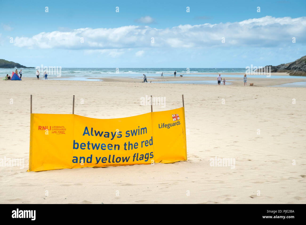 Un RNLI sicurezza banner su Crantock Beach in Newquay Cornwall. Foto Stock