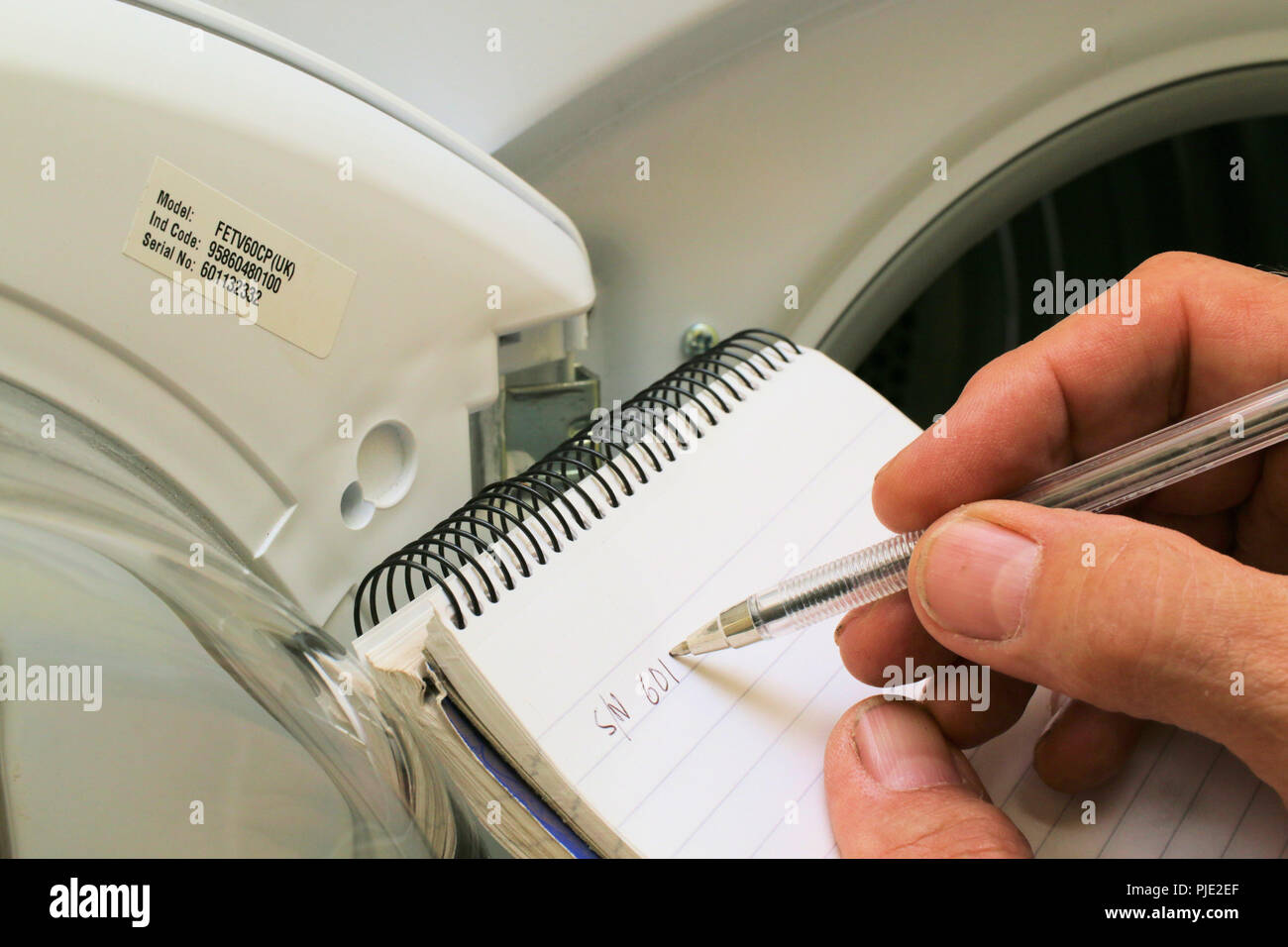 Scrivere le serie del produttore e il numero di modello sul lato interno dello sportello di un'asciugatrice a tamburo Foto Stock
